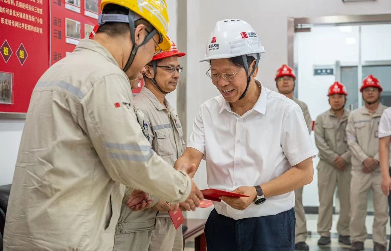 蔡毅德深入大唐沈東熱電公司生產(chǎn)一線開展“工會溫暖進(jìn)萬家”慰問活動