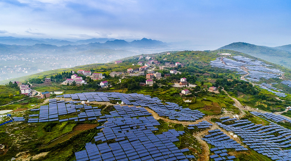 1680243978628049129.jpg 产业帮扶-中国大唐帮扶的湖南省涟源市新光村花山岭上的牧光互补项目,展现出一幅生机勃勃的乡村振兴“春日美景图”a.jpg