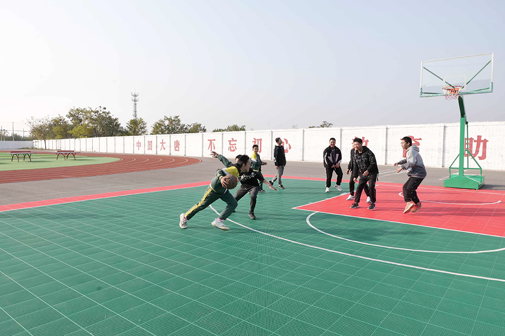 1680501010488078041.jpg 教育帮扶-寺前镇中心学校的学生在中国大唐援建的操场上尽情挥洒汗水aa.jpg
