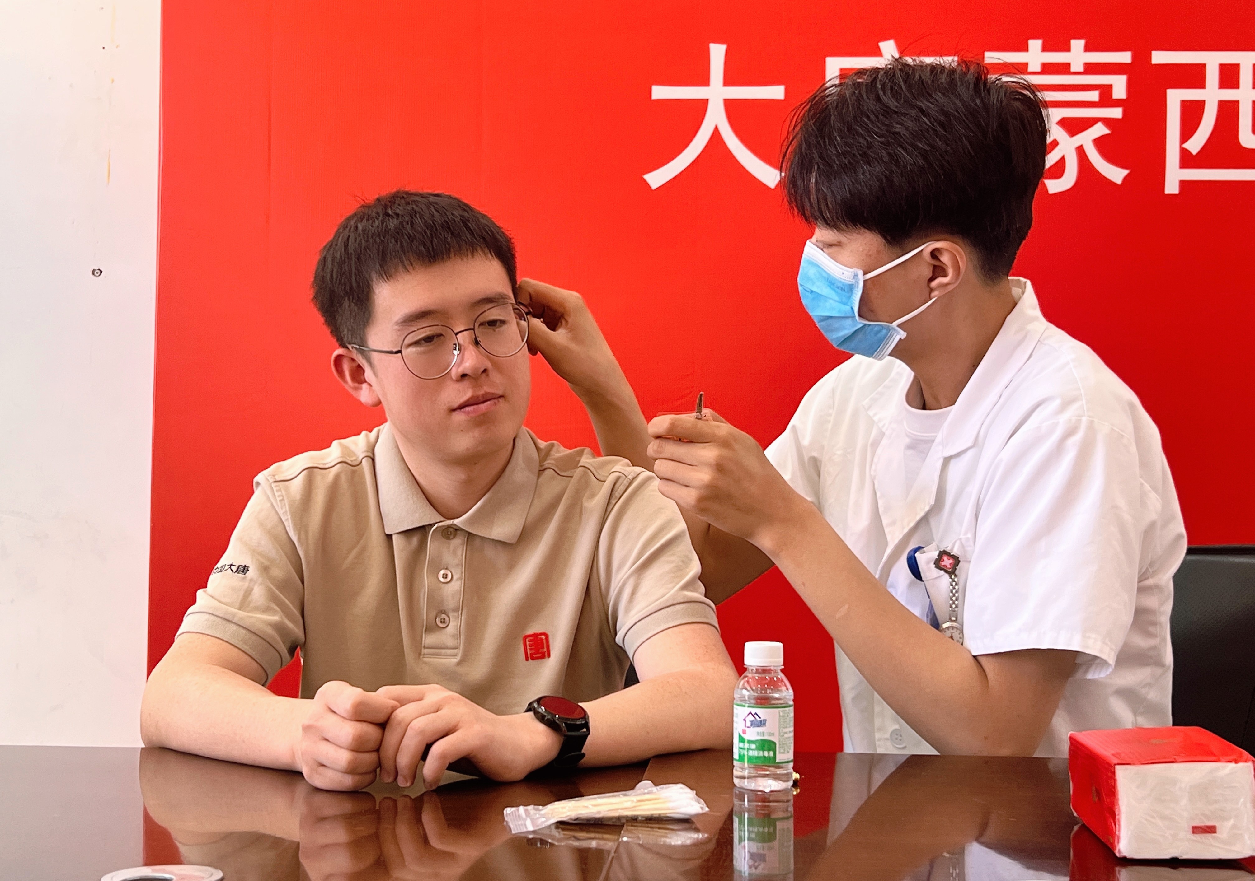 1688708358728070055.jpg 【现场风采】蒙西新能源事业部:爱心义诊助力高温“烤”验 (6)_副本.jpg