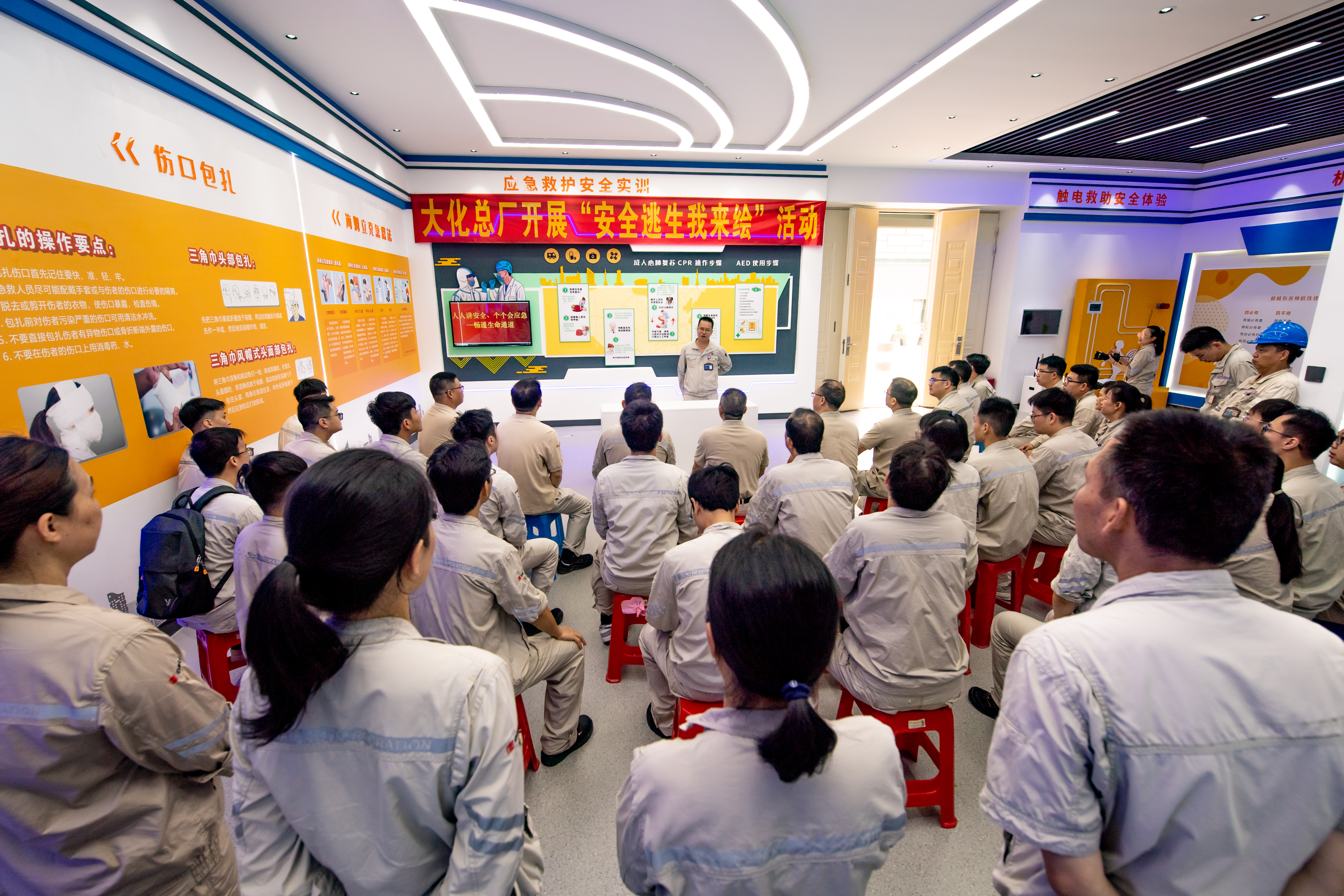 1719380855951029567.jpg 1大化总厂开展“安全逃生我来绘”现场--黄嘉标摄.jpg