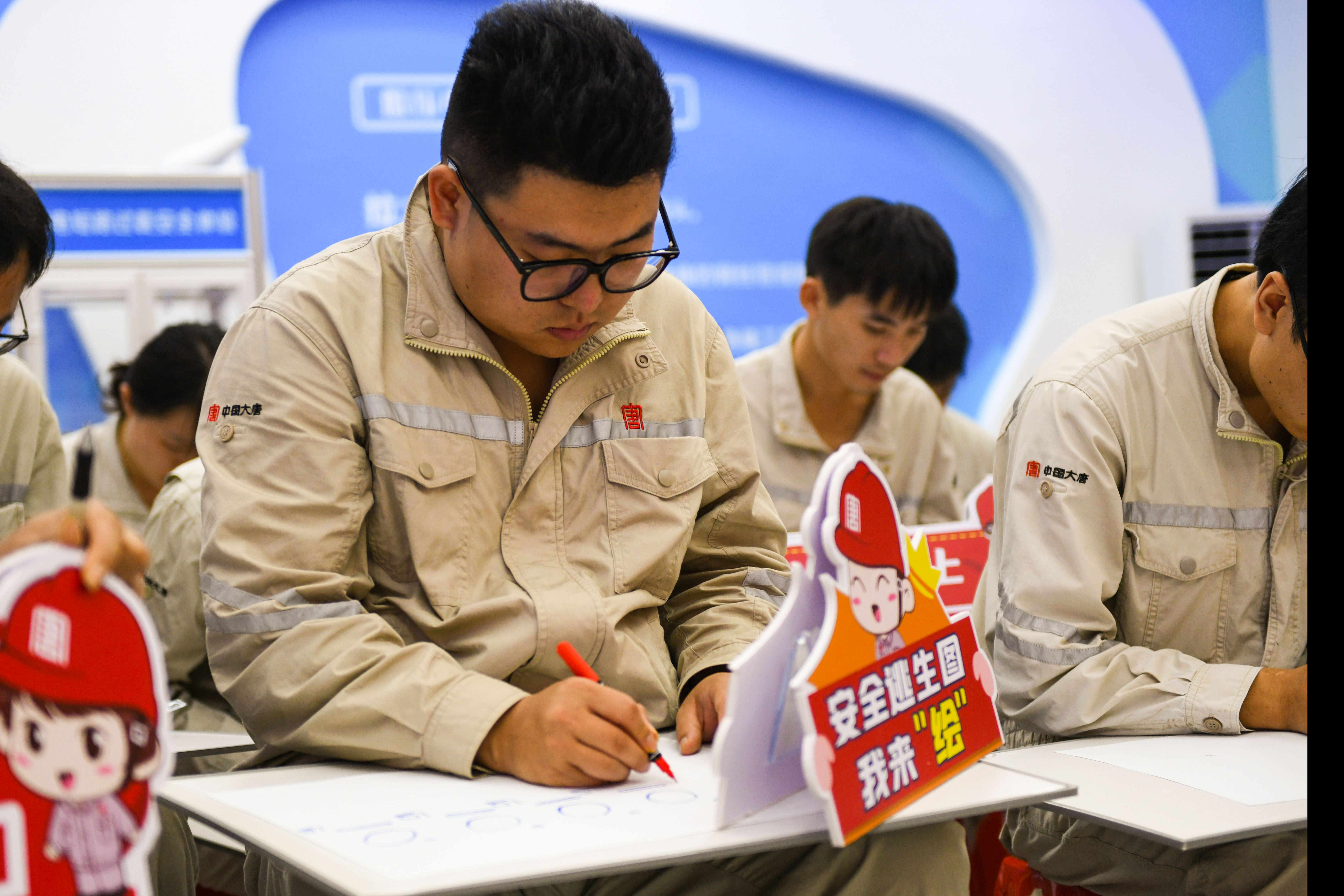 1719380885066054106.jpg 3大化总厂职工正在手绘安全逃生图--李阳摄.jpg