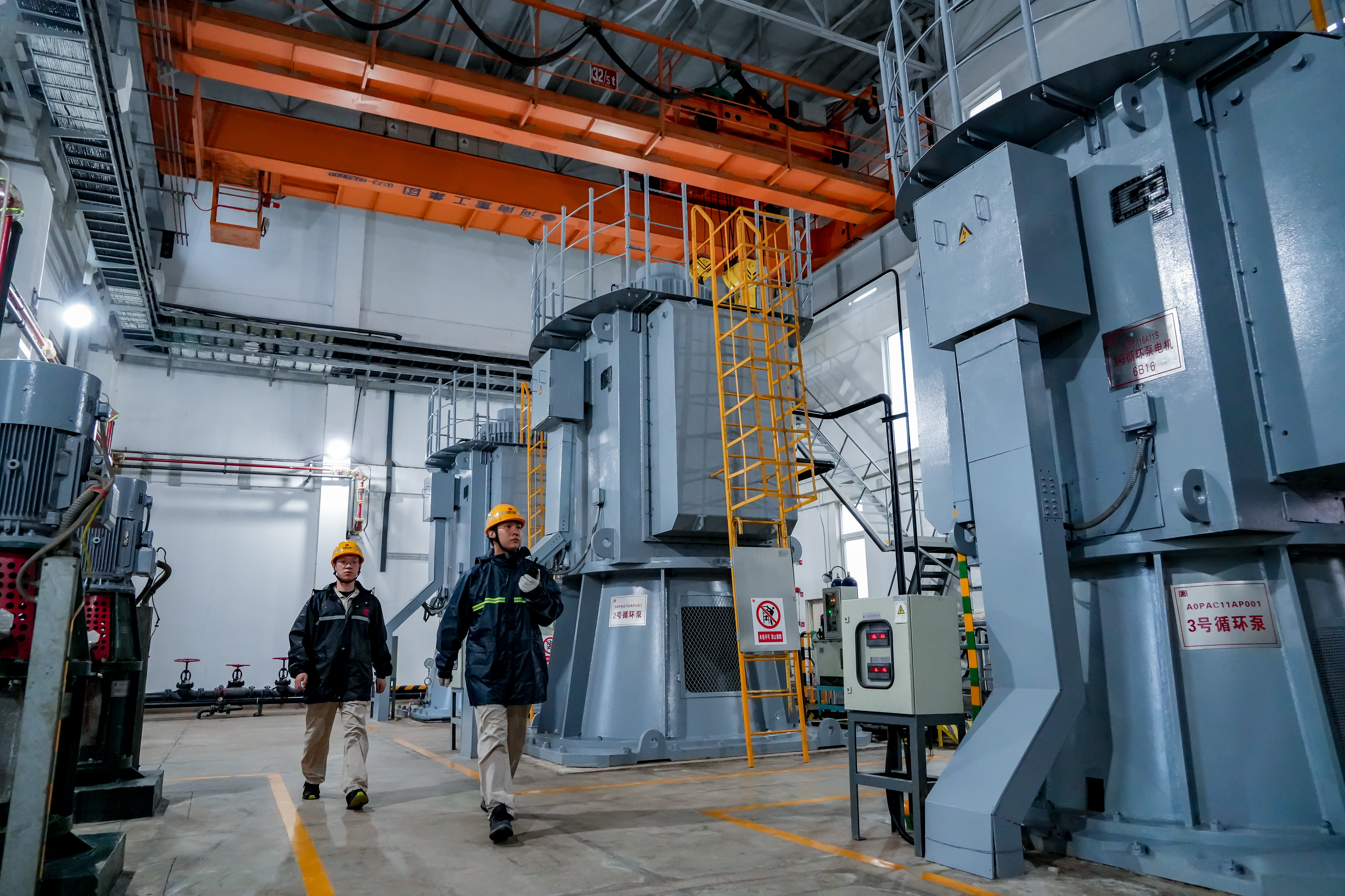 DSC05996发电部丙值运行人员冒雨检查泵房设备 (1).jpg